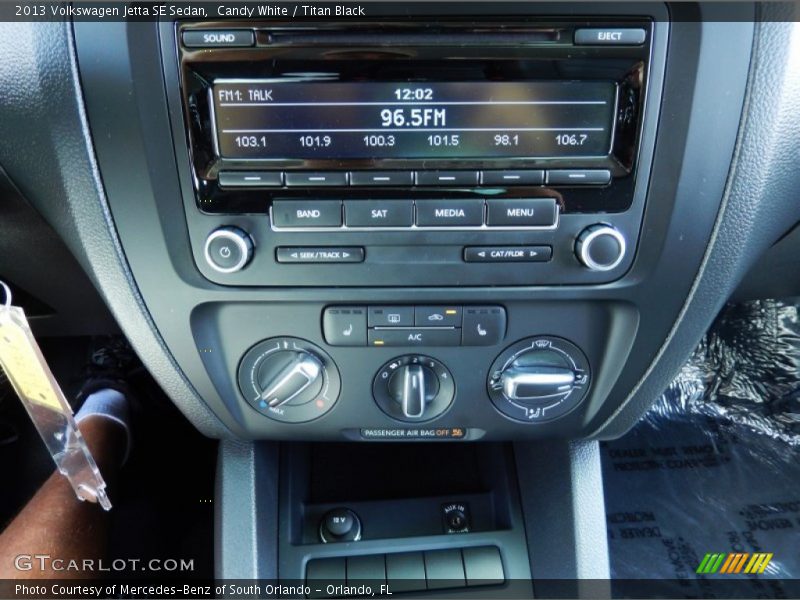 Candy White / Titan Black 2013 Volkswagen Jetta SE Sedan