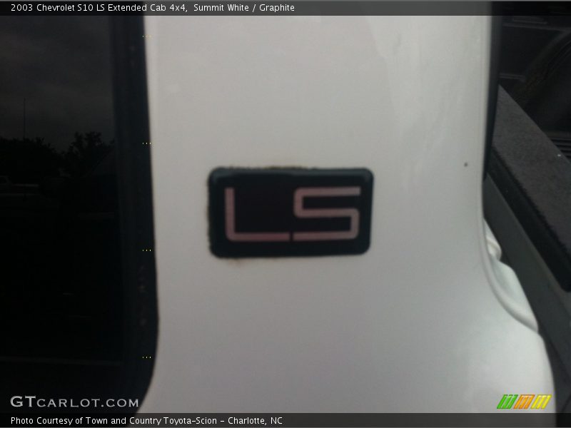 Summit White / Graphite 2003 Chevrolet S10 LS Extended Cab 4x4