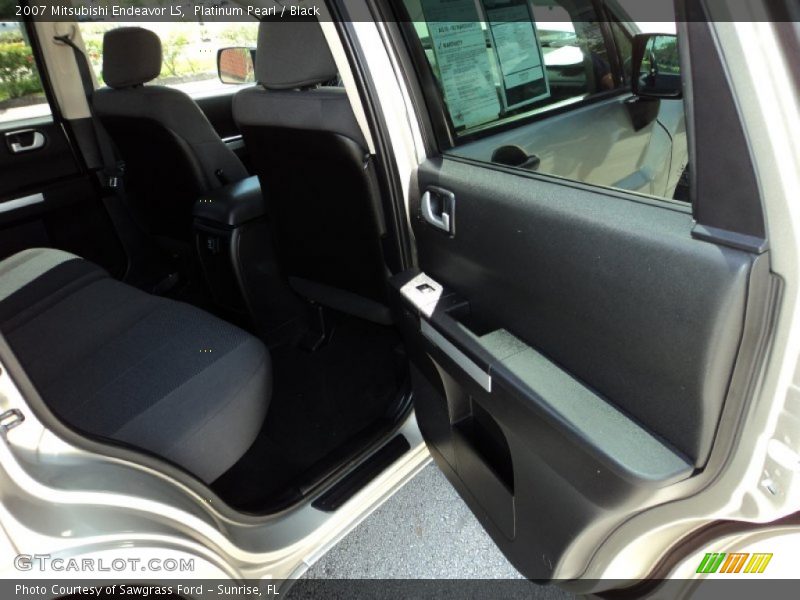 Platinum Pearl / Black 2007 Mitsubishi Endeavor LS
