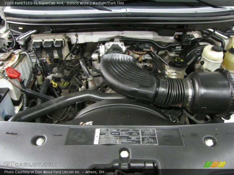 Oxford White / Medium/Dark Flint 2006 Ford F150 XL SuperCab 4x4