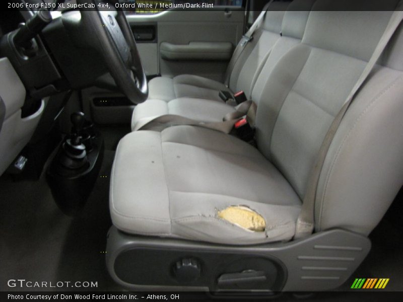Oxford White / Medium/Dark Flint 2006 Ford F150 XL SuperCab 4x4