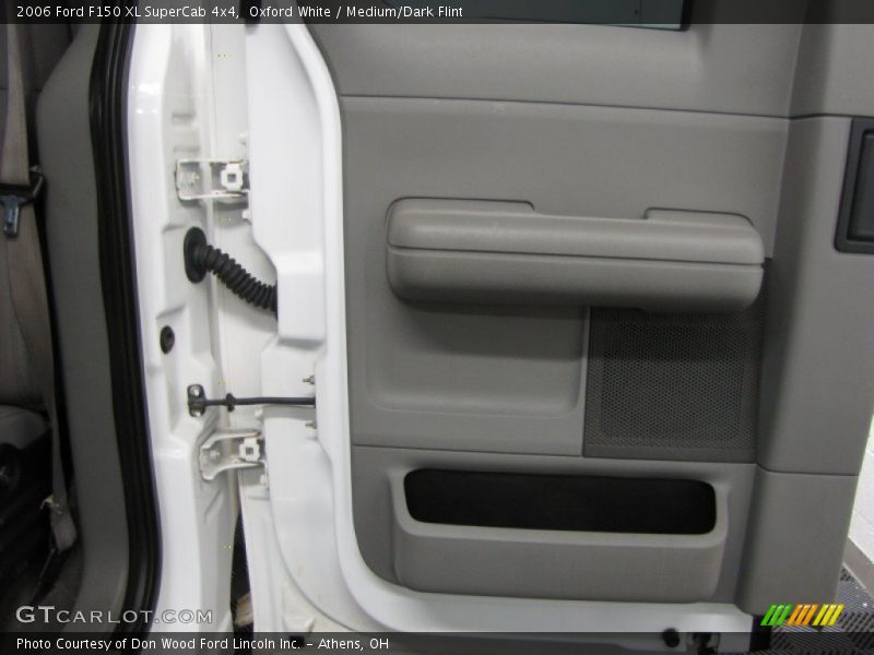 Oxford White / Medium/Dark Flint 2006 Ford F150 XL SuperCab 4x4