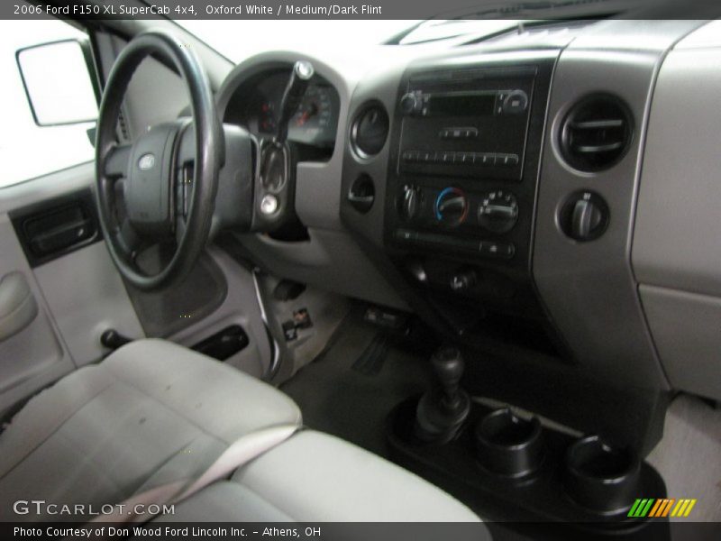 Oxford White / Medium/Dark Flint 2006 Ford F150 XL SuperCab 4x4