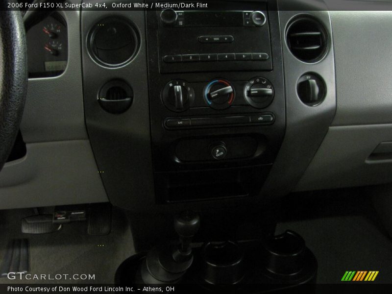 Oxford White / Medium/Dark Flint 2006 Ford F150 XL SuperCab 4x4