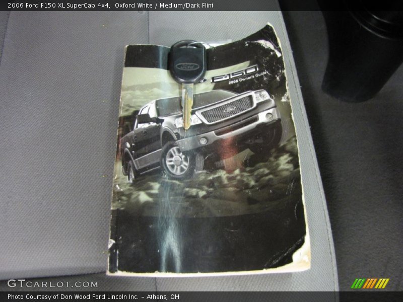 Oxford White / Medium/Dark Flint 2006 Ford F150 XL SuperCab 4x4