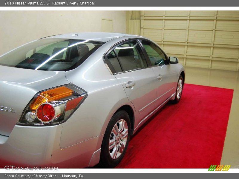 Radiant Silver / Charcoal 2010 Nissan Altima 2.5 S