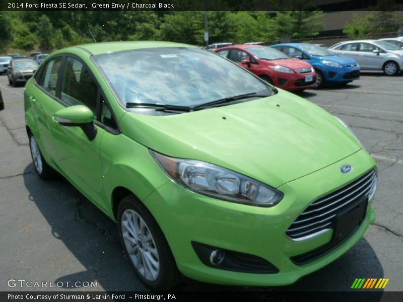Front 3/4 View of 2014 Fiesta SE Sedan