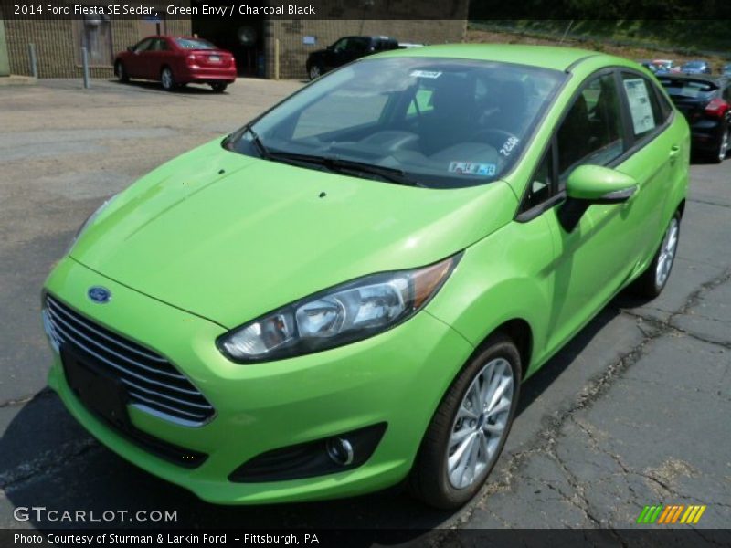 Front 3/4 View of 2014 Fiesta SE Sedan