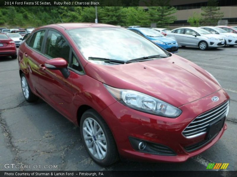 Front 3/4 View of 2014 Fiesta SE Sedan