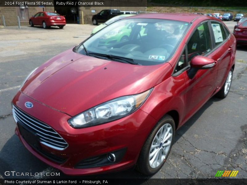 Front 3/4 View of 2014 Fiesta SE Sedan