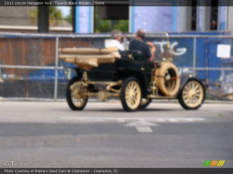 Tuxedo Black Metallic / Stone 2013 Lincoln Navigator 4x4