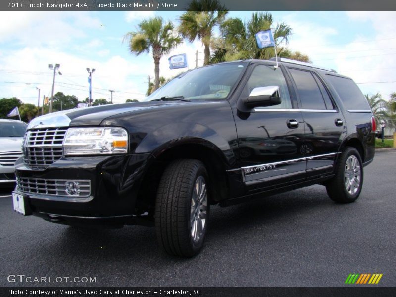 Front 3/4 View of 2013 Navigator 4x4