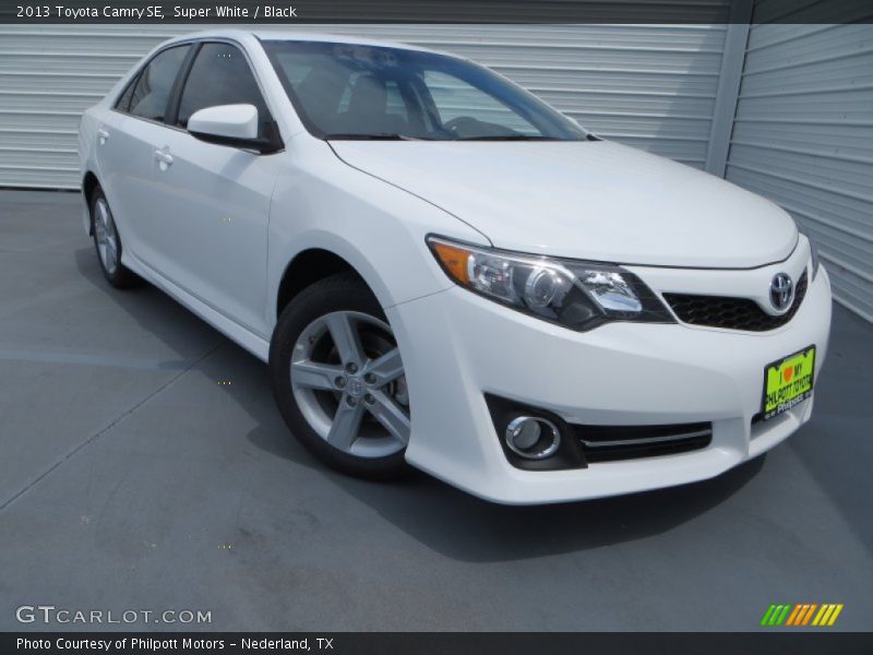 Super White / Black 2013 Toyota Camry SE