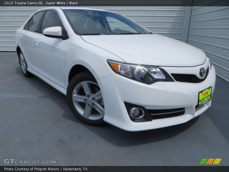 Super White / Black 2013 Toyota Camry SE