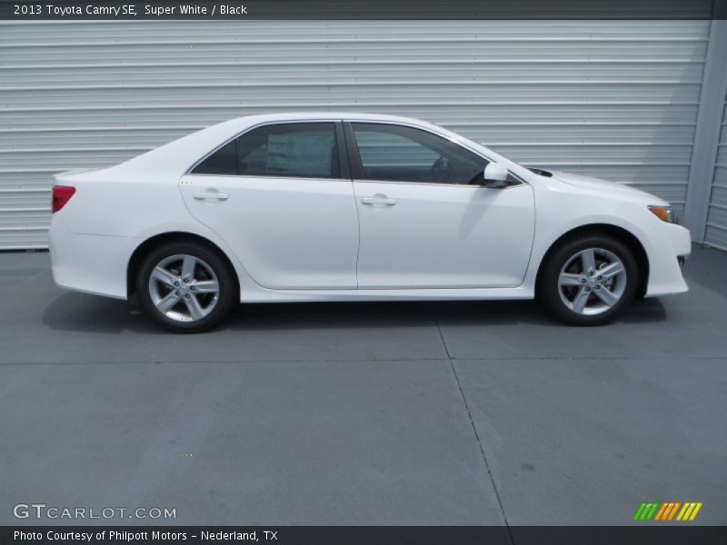 Super White / Black 2013 Toyota Camry SE