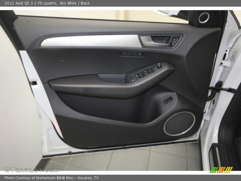 Ibis White / Black 2012 Audi Q5 3.2 FSI quattro