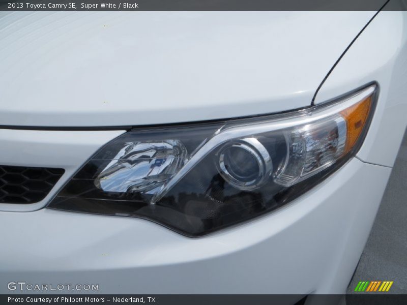 Super White / Black 2013 Toyota Camry SE