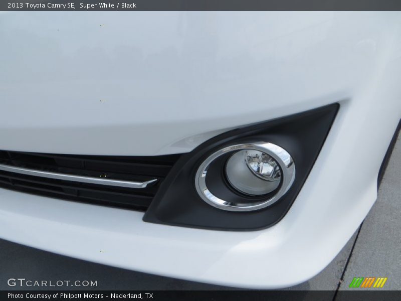 Super White / Black 2013 Toyota Camry SE