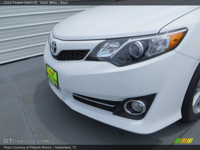 Super White / Black 2013 Toyota Camry SE