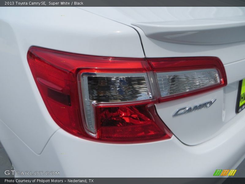 Super White / Black 2013 Toyota Camry SE
