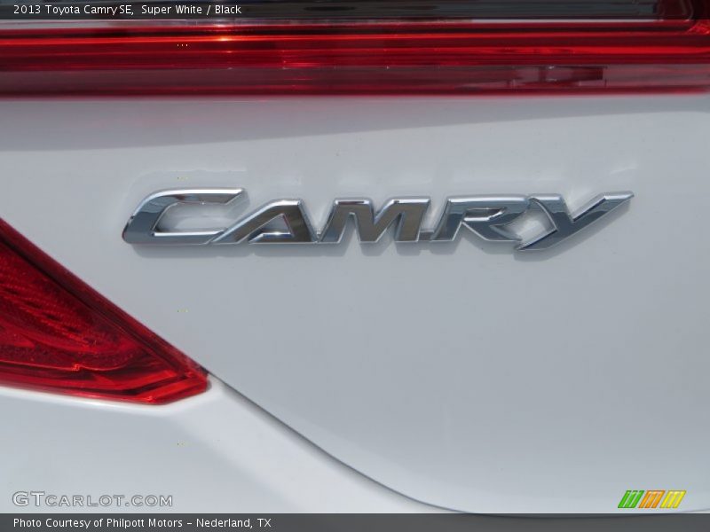 Super White / Black 2013 Toyota Camry SE