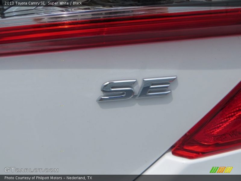 Super White / Black 2013 Toyota Camry SE