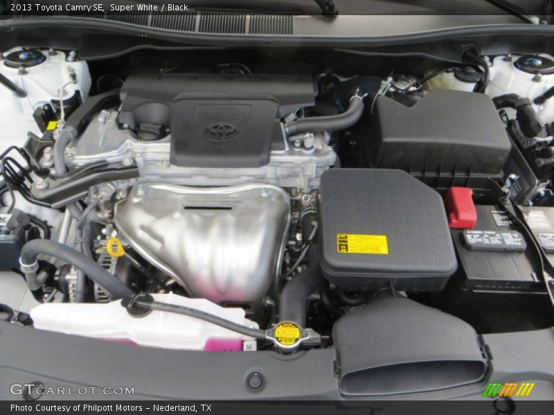 Super White / Black 2013 Toyota Camry SE