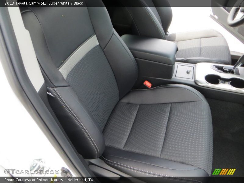 Super White / Black 2013 Toyota Camry SE