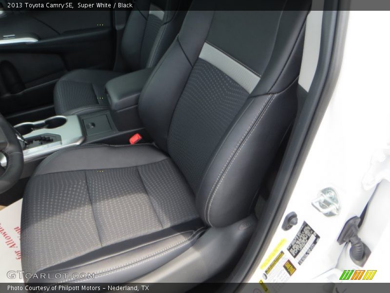 Super White / Black 2013 Toyota Camry SE