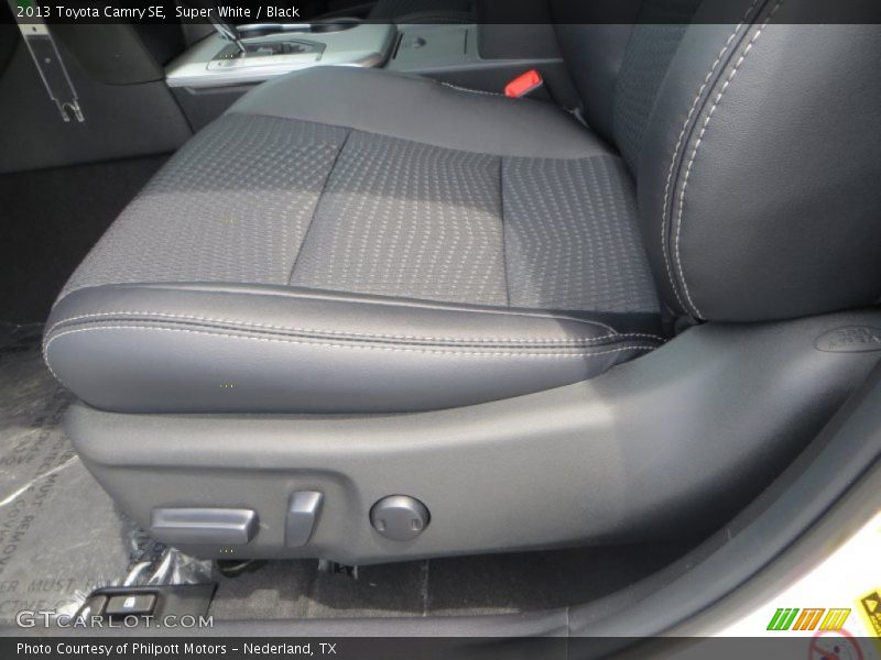 Super White / Black 2013 Toyota Camry SE