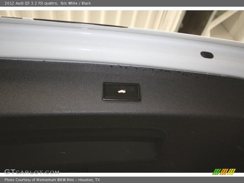 Ibis White / Black 2012 Audi Q5 3.2 FSI quattro