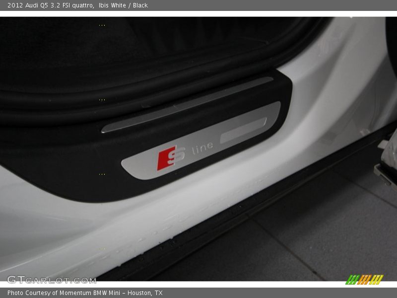 Ibis White / Black 2012 Audi Q5 3.2 FSI quattro