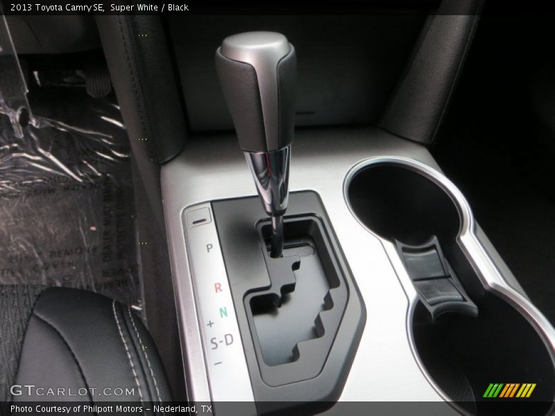 Super White / Black 2013 Toyota Camry SE