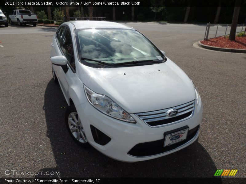 Oxford White / Light Stone/Charcoal Black Cloth 2011 Ford Fiesta SE Sedan