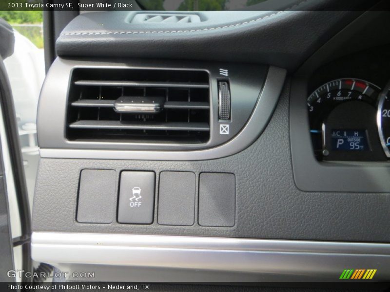 Super White / Black 2013 Toyota Camry SE