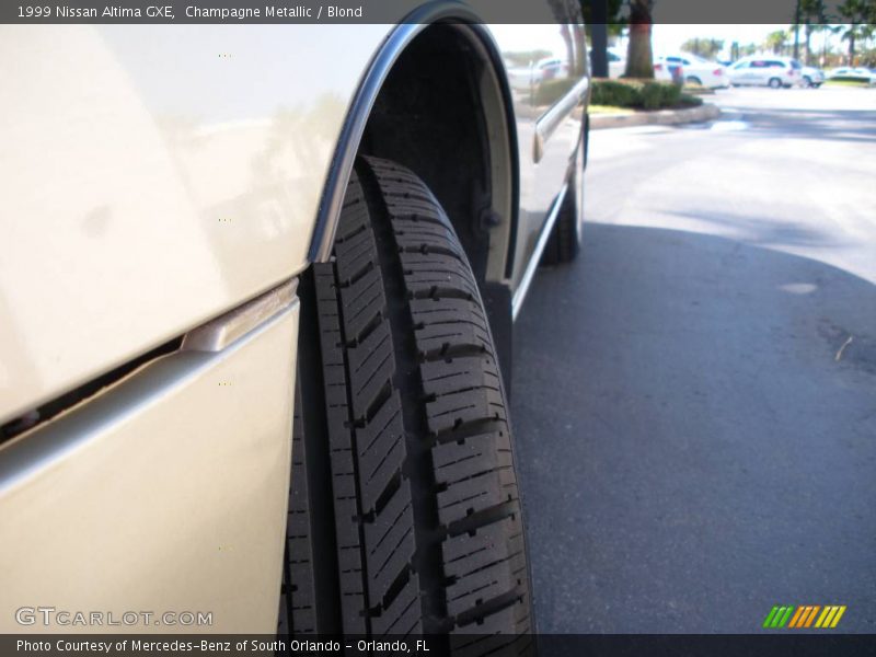 Champagne Metallic / Blond 1999 Nissan Altima GXE