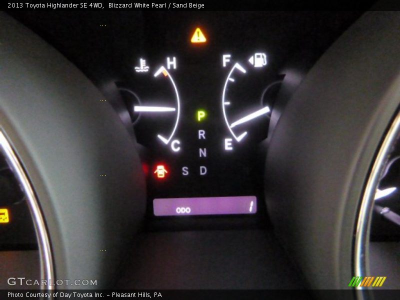 Blizzard White Pearl / Sand Beige 2013 Toyota Highlander SE 4WD