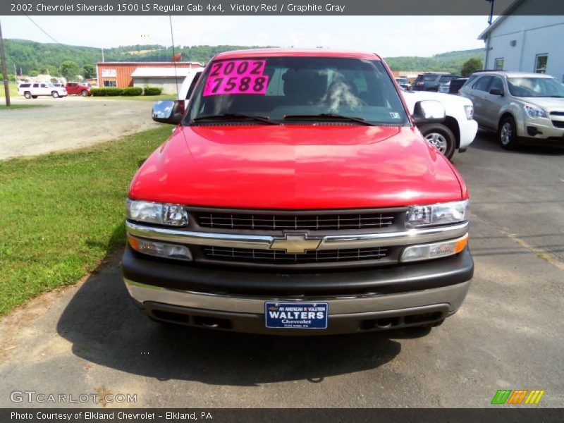 Victory Red / Graphite Gray 2002 Chevrolet Silverado 1500 LS Regular Cab 4x4