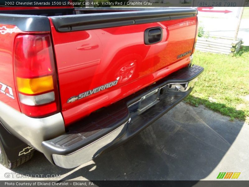 Victory Red / Graphite Gray 2002 Chevrolet Silverado 1500 LS Regular Cab 4x4