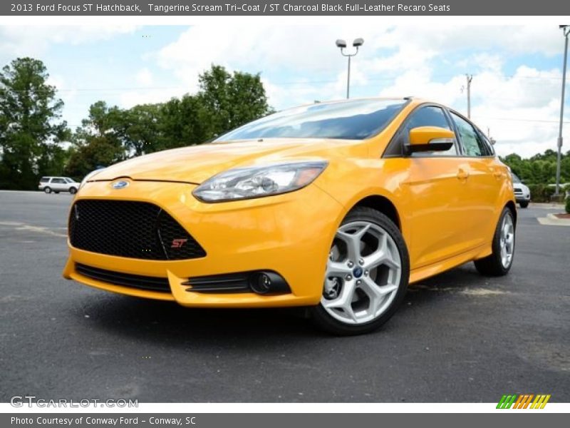 Front 3/4 View of 2013 Focus ST Hatchback