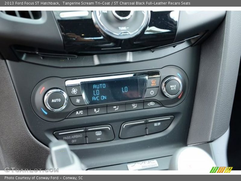 Controls of 2013 Focus ST Hatchback