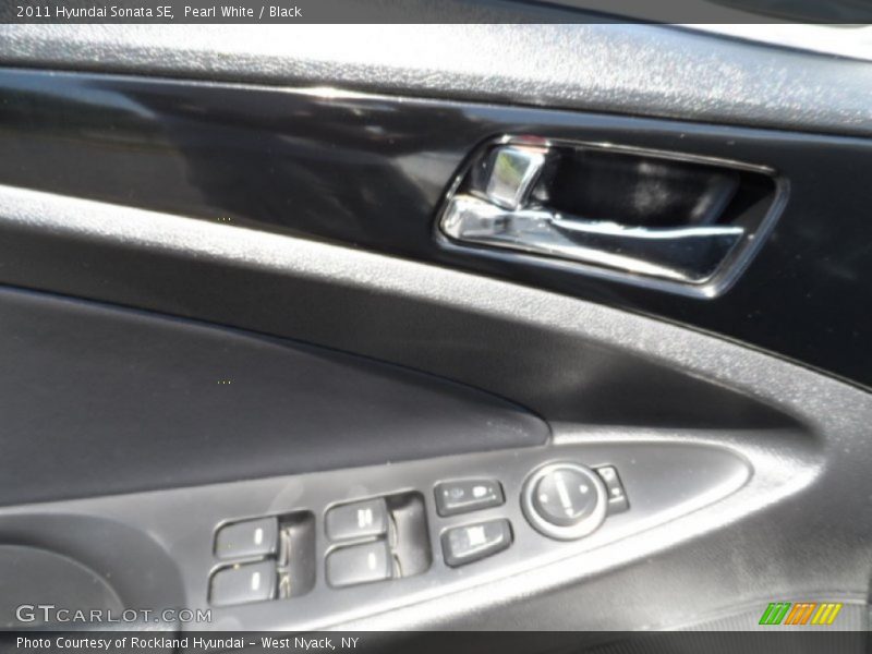Pearl White / Black 2011 Hyundai Sonata SE