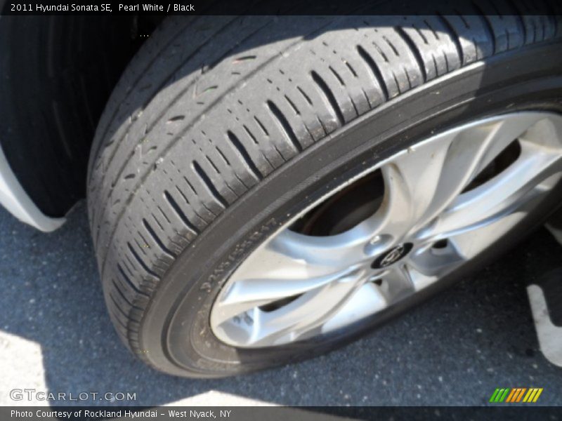 Pearl White / Black 2011 Hyundai Sonata SE
