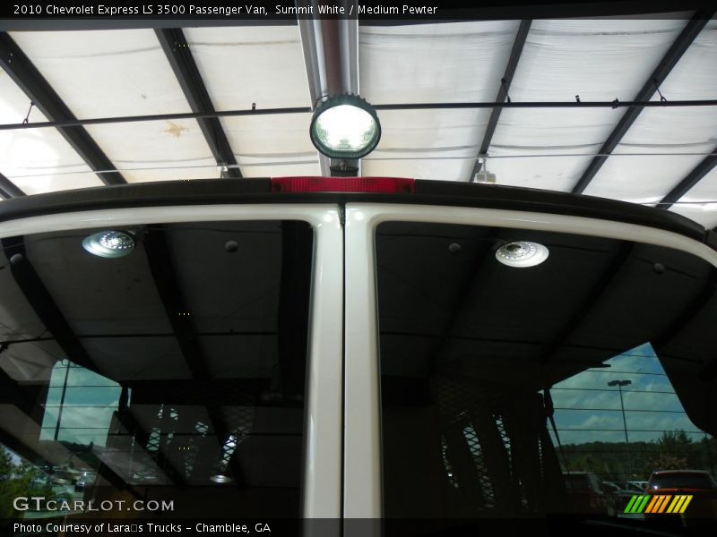 Summit White / Medium Pewter 2010 Chevrolet Express LS 3500 Passenger Van