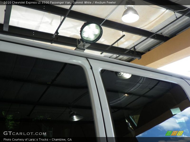 Summit White / Medium Pewter 2010 Chevrolet Express LS 3500 Passenger Van