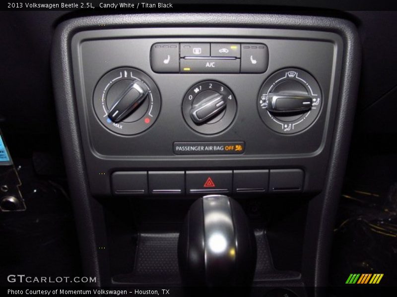 Candy White / Titan Black 2013 Volkswagen Beetle 2.5L
