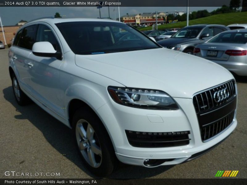Front 3/4 View of 2014 Q7 3.0 TDI quattro
