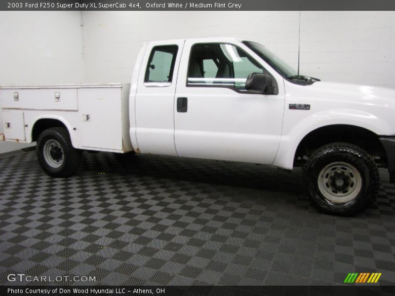 Oxford White / Medium Flint Grey 2003 Ford F250 Super Duty XL SuperCab 4x4