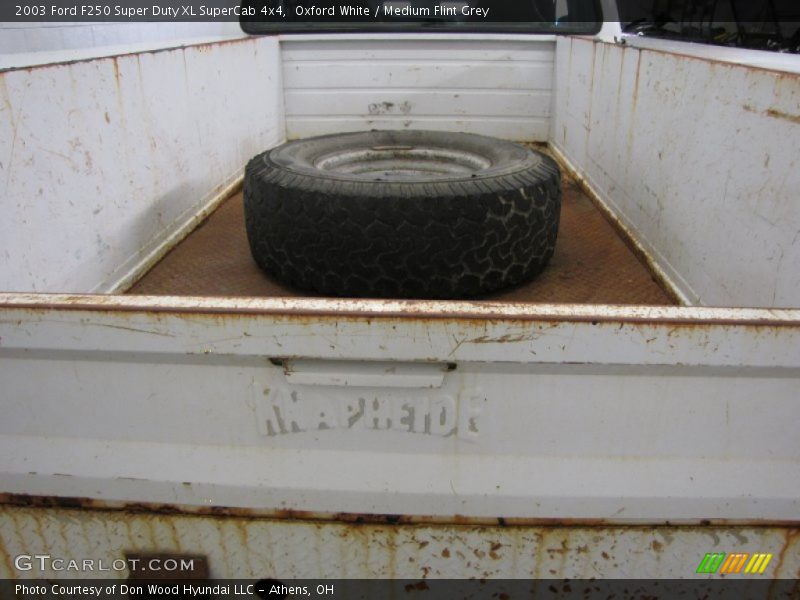 Oxford White / Medium Flint Grey 2003 Ford F250 Super Duty XL SuperCab 4x4