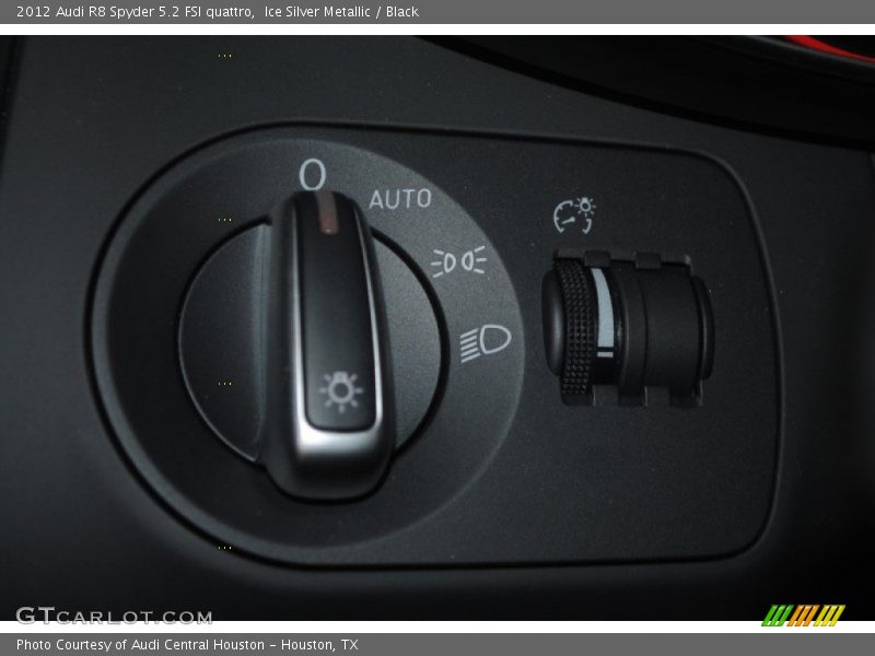 Controls of 2012 R8 Spyder 5.2 FSI quattro
